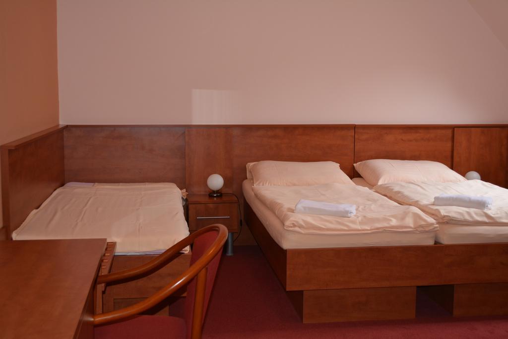 Hotel Koruna Karlštejn Cameră foto