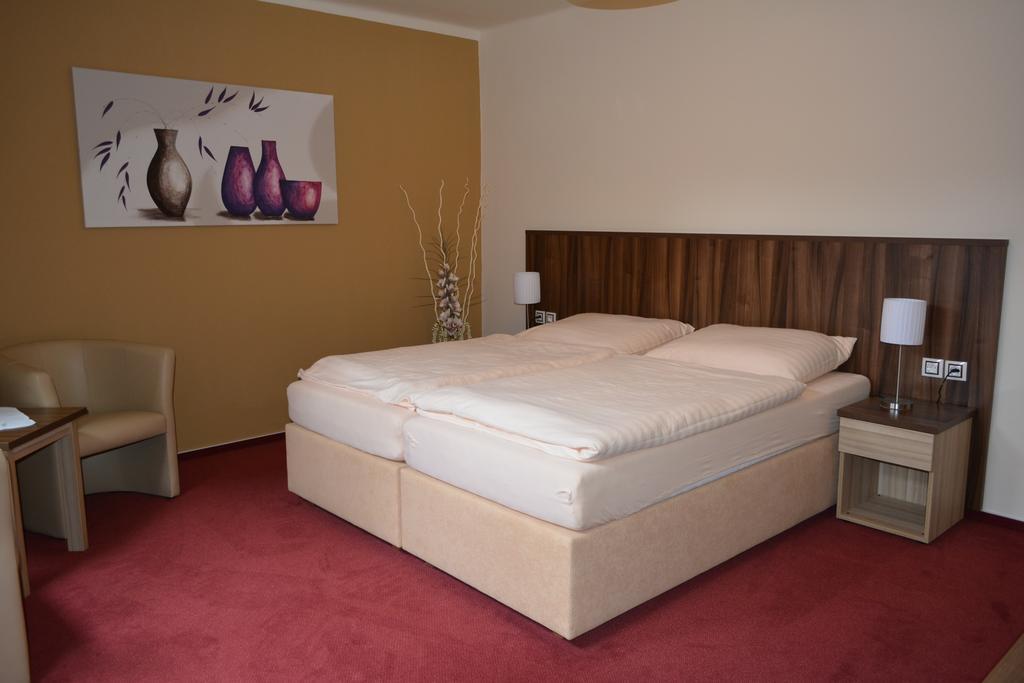 Hotel Koruna Karlštejn Cameră foto